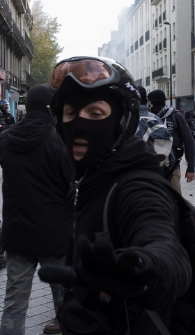 Cet homme est-il un «<small class="fine d-inline"> </small>casseur<small class="fine d-inline"> </small>»<small class="fine d-inline"> </small>? Non, c'est un policier