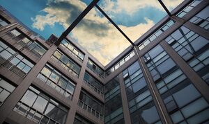 «<small class="fine d-inline"> </small>L'enseignement supérieur face à l'influence des multinationales<small class="fine d-inline"> </small>», à Paris