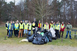Opération de ramassage des déchets en forêt de Fontainebleau (Seine-et-Marne)