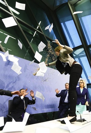 Le patron de la Banque centrale européenne a été arrosé de confettis