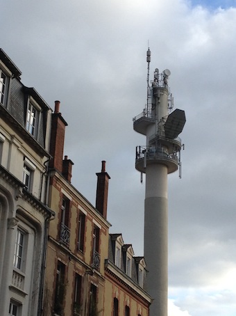 Tours plafonne les ondes électromagnétiques