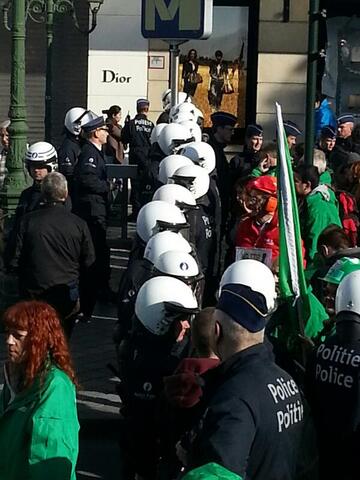 A Bruxelles, la police protège les banquiers et arrête 250 opposants au traité <span class="caps">TAFTA</span>