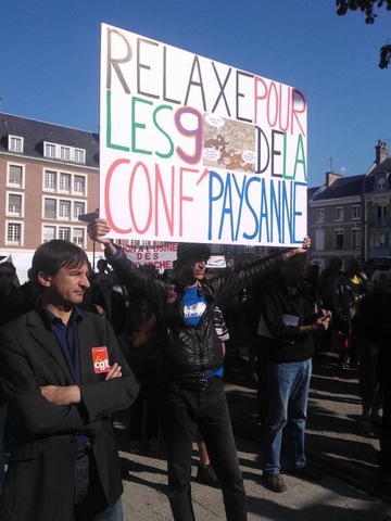 Un dessin de Red<small class="fine d-inline"> </small>! repris sur l'affiche demandant la relaxe des paysans