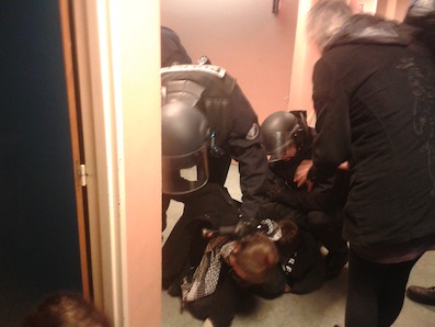 A Paris, la police évacue à la matraque des jeunes sans logement