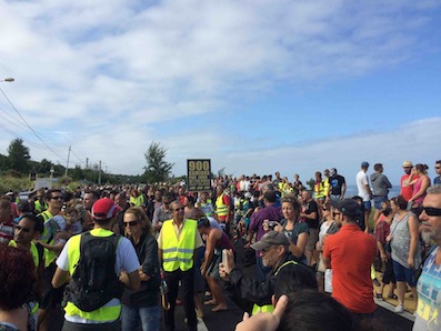 A La Réunion, manifestation massive contre le projet fou d'autoroute sur pilotis