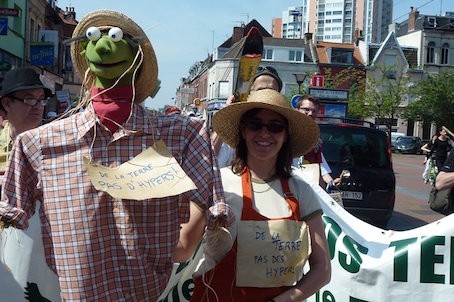 Manifestation contre la première fortune de France, qui bétonne la terre : «<small class="fine d-inline"> </small>Des champs, pas d'Auchan<small class="fine d-inline"> </small>!<small class="fine d-inline"> </small>»