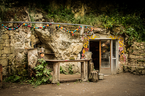 Des écologistes vivent dans des grottes, c'est le progrès