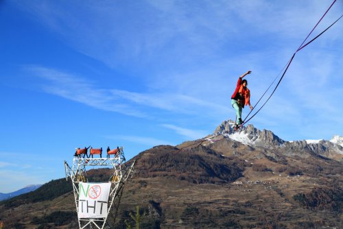 Dans les Hautes-Alpes, des funambules contre la ligne à haute tension 