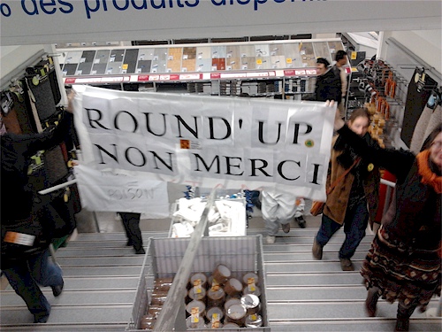 Les vendeurs de Castorama agressent les clowns qui se moquaient du Roundup