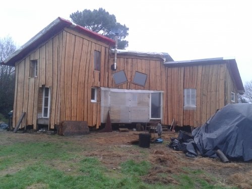 Sur la Zad de Notre Dame des Landes, la cabane des 100 noms détruite par le feu