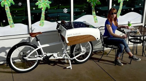 Le vélo transporteur roule à l'énergie solaire