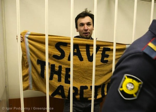 Des semaines en prison pour sauver l'Arctique