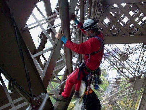 Greenpeace sur la tour Eiffel pour faire libérer les «<small class="fine d-inline"> </small>Trente de l'Arctique<small class="fine d-inline"> </small>»