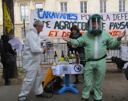 La tisane plus dangereuse que les pesticides<small class="fine d-inline"> </small>? Une caravane proteste contre la bêtise