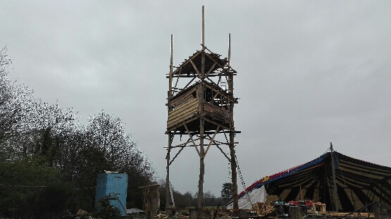 Sur la Zad, une tour de bois est édifiée au Lama fâché