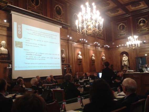Les paysans se sont imposé à un colloque sur les <span class="caps">OGM</span> à l'Institut de France