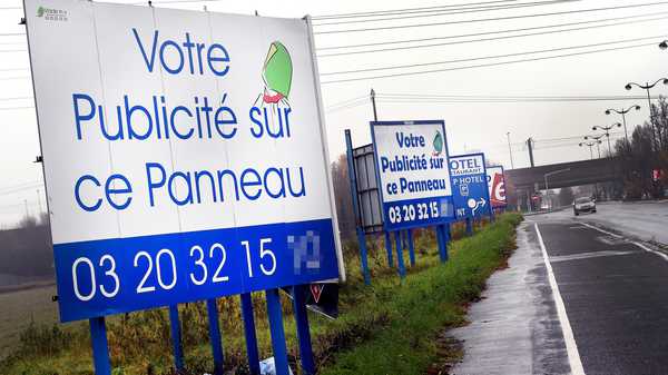 Le gouvernement renonce aux panneaux publicitaires dans les petites villes