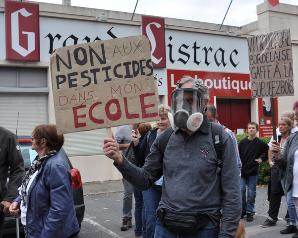 Dans le Médoc, on a marché contre les pesticides dans les vignes