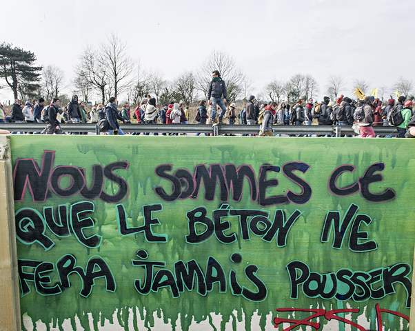 Tremble, vieux monde, les fleurs de la vie percent ton béton