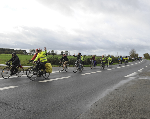 Joyeux et mobilisés, les cyclistes de la Tracto Vélo arrivent à Paris