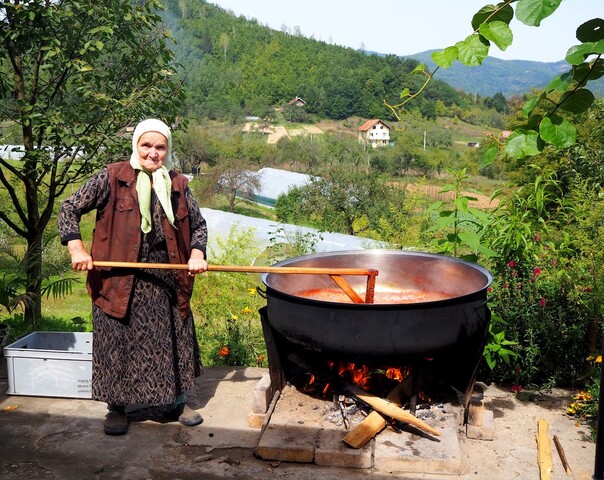  En Bosnie, une coopérative de femmes efface les traces de la guerre