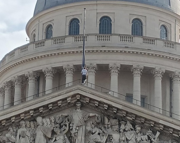 Dernière rénovation met en berne le drapeau français situé sur le toit du Panthéon