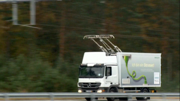 Sur autoroute, des camions mus par l'électricité... comme des trolleys