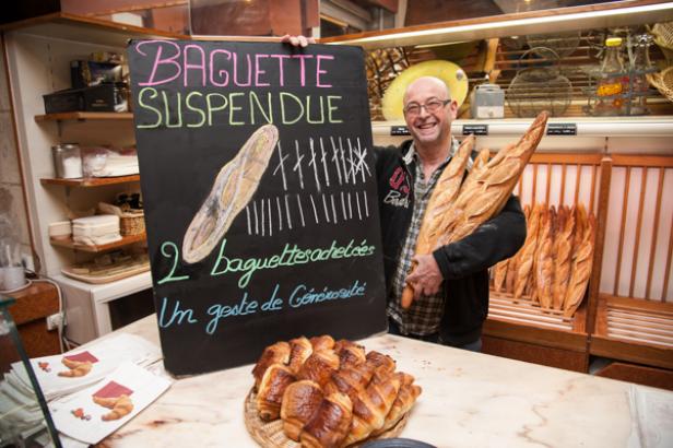Les «<small class="fine d-inline"> </small>baguettes suspendues<small class="fine d-inline"> </small>», don du pain pour les voisins sans le sou