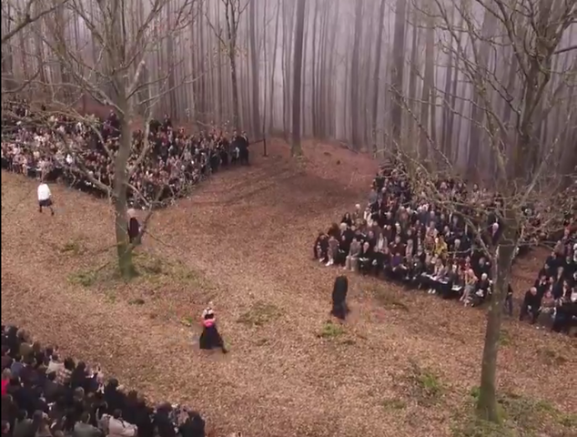 Chanel abat des arbres pour le décor «<small class="fine d-inline"> </small>nature<small class="fine d-inline"> </small>» d'un défilé