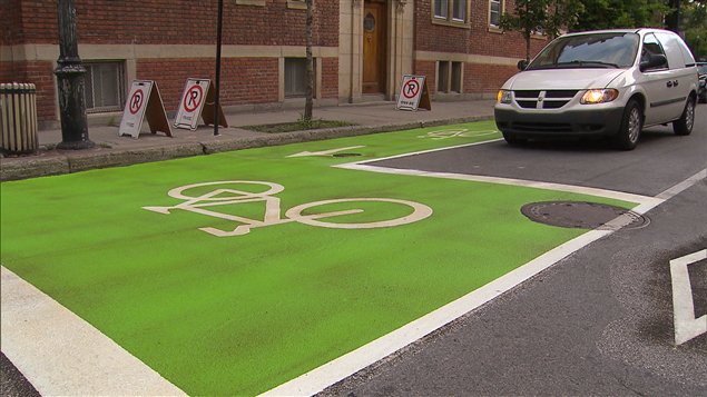 A Paris, les candidats font le grand écart sur la bicyclette