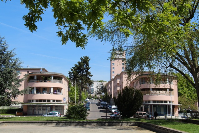 Réunion publique sur la démolition de la cité-jardin de la Butte rouge, à Châtenay-Malabry (Hauts-de-Seine)