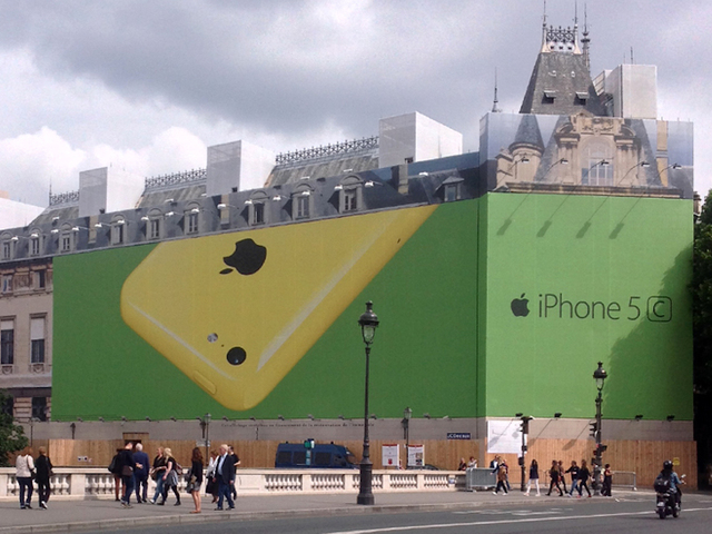 Paris défiguré par l'invasion publicitaire