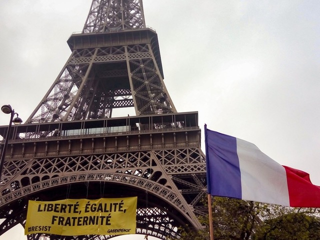 Greenpeace affiche sur la Tour Eiffel la liberté contre Le Pen