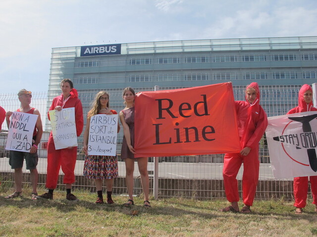 Devant Airbus, des militants dénoncent l'expansion du trafic aérien