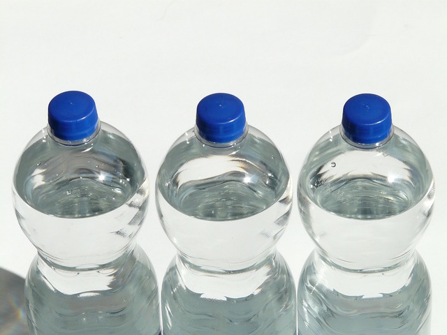 Des microplastiques dans l'eau en bouteille
