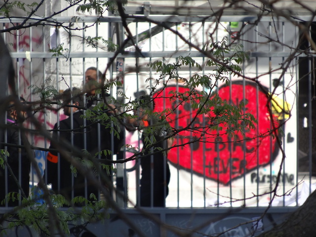 Trois témoins racontent comment un occupant de Tolbiac aurait été blessé à la tête