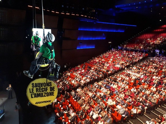 L'assemblée générale de Total interrompue par des militants écologistes