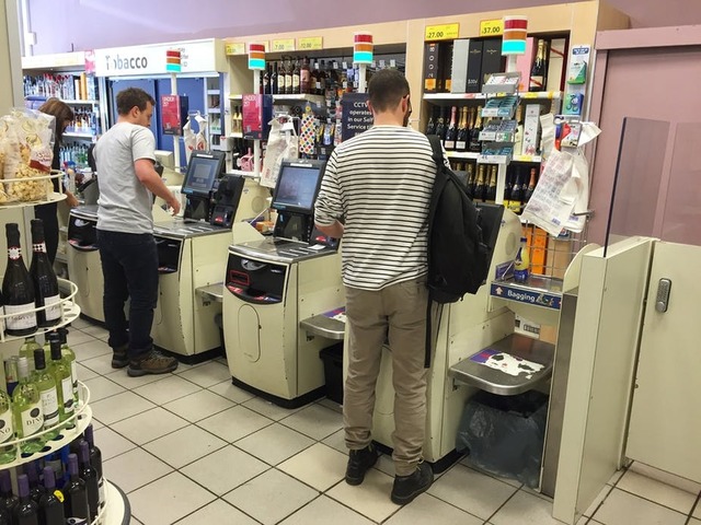 Les gens se vengent des robots en trompant les caisses sans humains des supermarchés