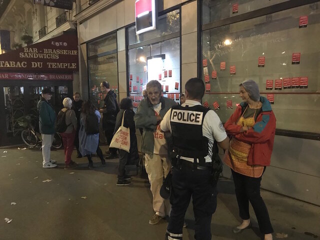 Huit militants d'Attac et d'<span class="caps">EELV</span> en garde en vue pour collage de notes en papier sur la vitrine d'une banque