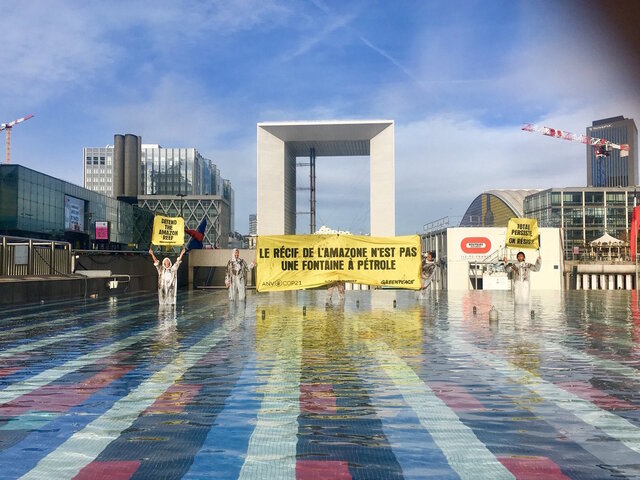 Greenpeace et <span class="caps">ANV</span>-Cop21 se mobilisent pour empêcher Total de polluer le Récif de l'Amazone