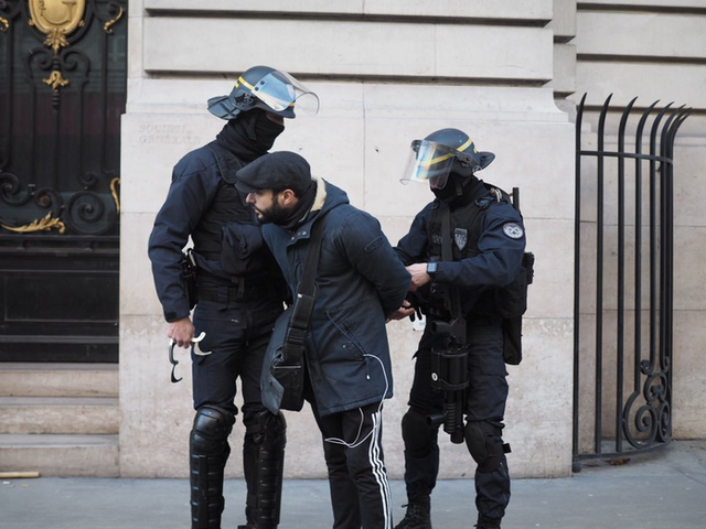 Un activiste non violent en garde à vue après l'action contre la Société générale