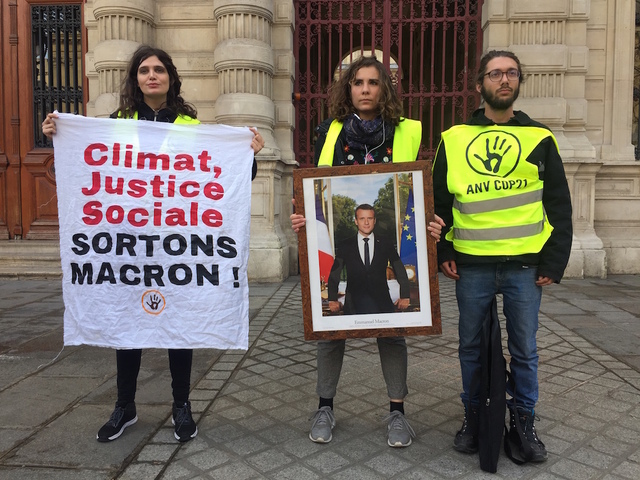 Des militants du climat retirent d'une mairie de Paris le portrait de M. Macron