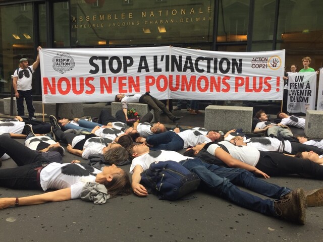 Loi mobilité : une centaine de militants ont mimé les morts de la pollution de l'air