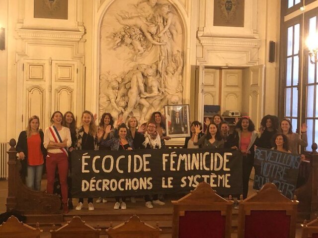 Des écoféministes décrochent un portrait de Macron