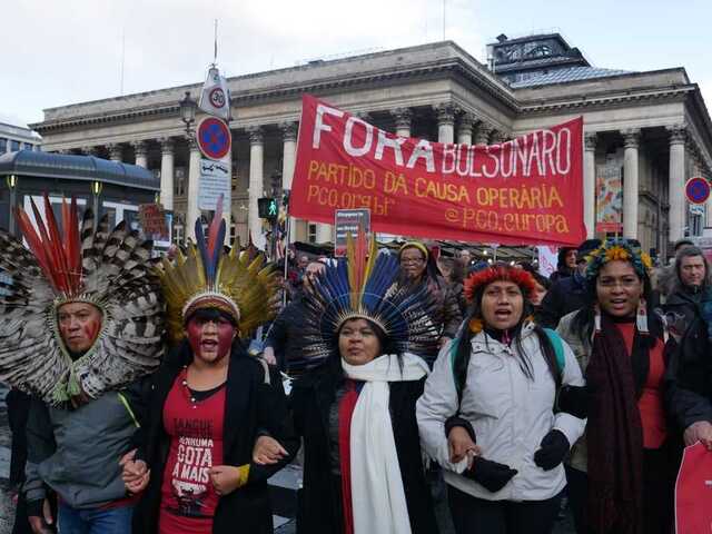 Les autochtones brésiliens accusent les multinationales d'incendier l'Amazonie