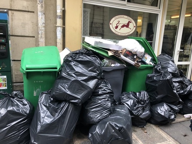 Avec la grève, les poubelles s'amoncellent