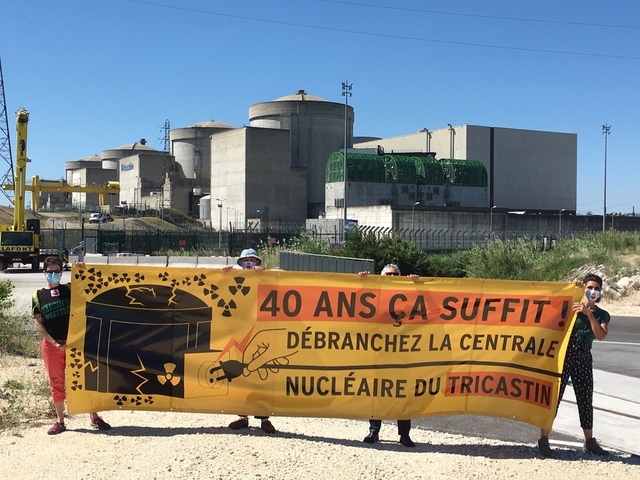 Actions antinucléaires à Paris, Lyon et dans la Drôme pour réclamer la fermeture de la centrale du Tricastin, âgée de 40 ans