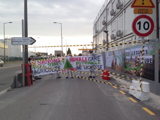 Blocage du chantier de la ligne 17 contre la bétonisation du Triangle de Gonesse