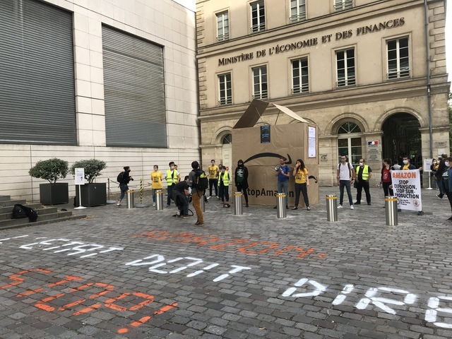 Contre «<small class="fine d-inline"> </small>la ré-intoxication du monde<small class="fine d-inline"> </small>», des écologistes dénoncent Amazon à Paris