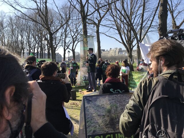 Manifestation devant l'Assemblée nationale pour défendre les forêts
